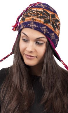 Vlněná čepice se střapci / černo-fialová II.