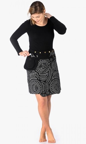 Krátka sukňa s cvočkami čiernobiela